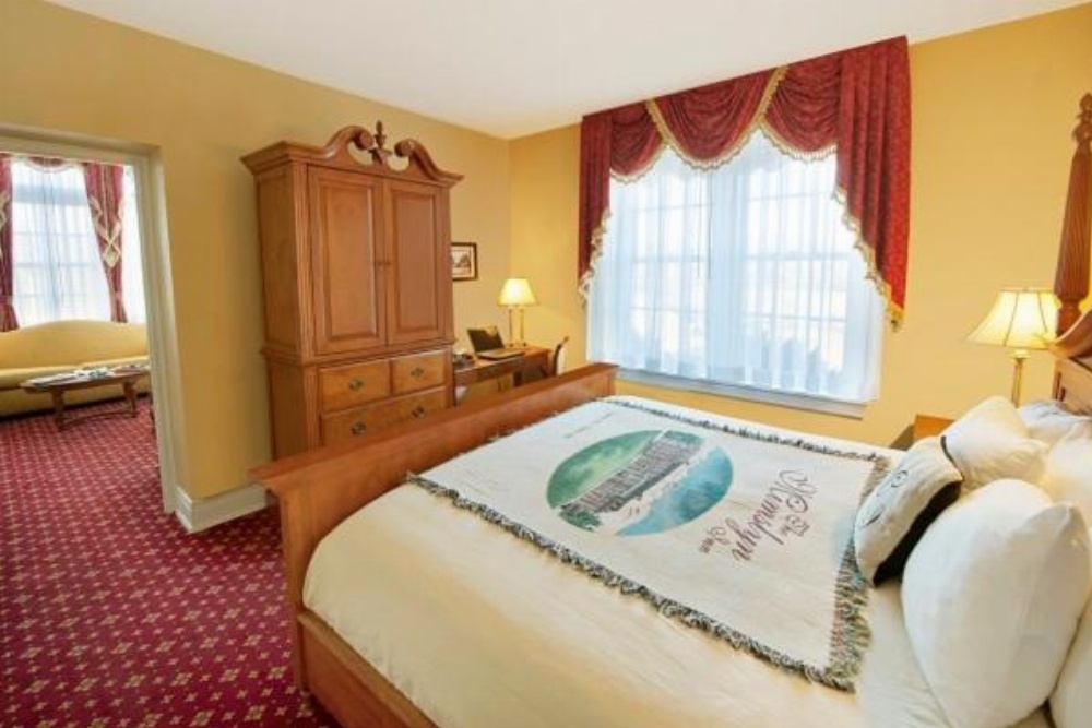 Deluxe Suite with Spa Bath